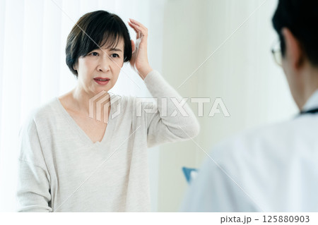 問診を受ける女性 125880903