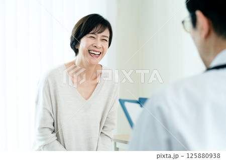 問診を受ける女性 問診を受ける女性 125880938