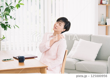 疲れを感じる女性 疲れを感じる女性 125880956
