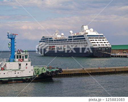 小樽　クルーズ客船アザマラ・パシュートとタグボートたていわ丸 125881083
