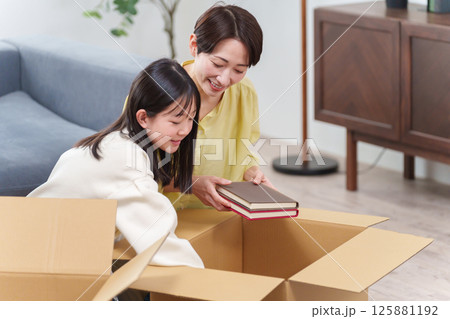 引越しの荷造りをする家族 引越しの荷造りをする家族 125881192