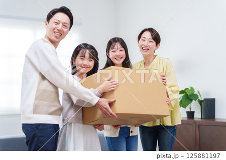 引越しの荷造りをする家族 125881197