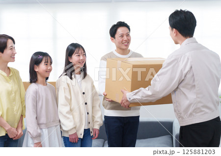 引越し業者と家族 引越し業者と家族 125881203