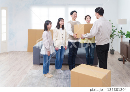 引越し業者と家族 引越し業者と家族 125881204
