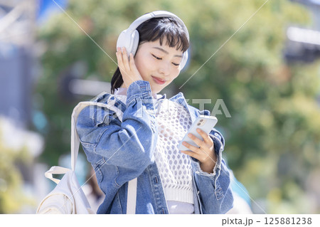 ストリートスナップ 若い女性のポートレート ストリートスナップ 若い女性のポートレート 125881238