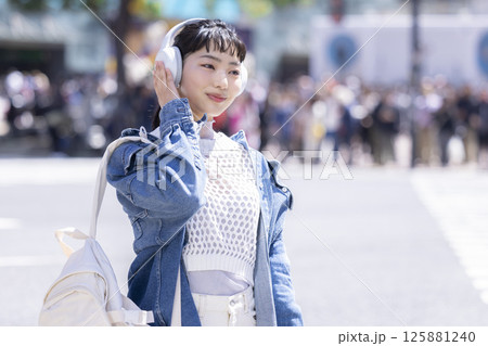 ストリートスナップ　若い女性のポートレート　 125881240