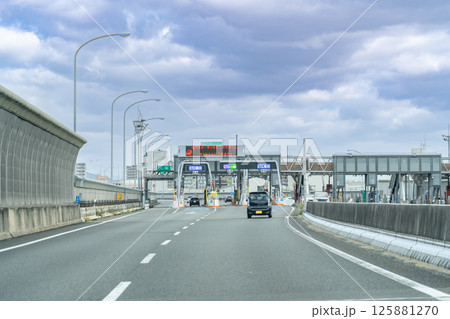兵庫県神戸市　まもなく阪神高速道路3号神戸線の西宮出口の料金所を走行中の自動車 125881270