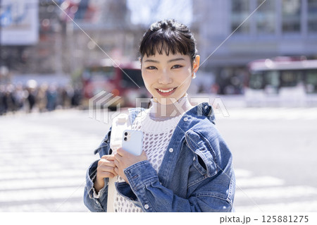 ストリートスナップ　若い女性のポートレート　 125881275
