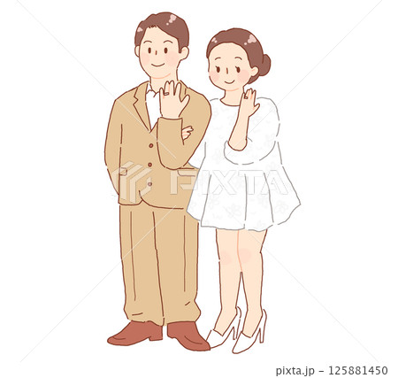 指輪を見せる男女 125881450