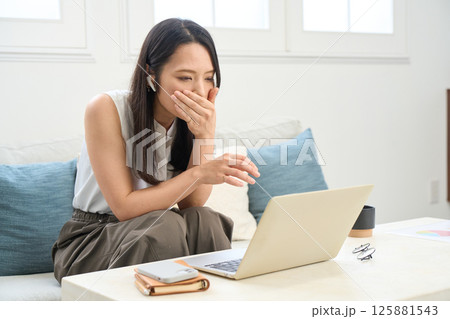 パソコン画面を真剣に見る女性　トラブル　驚く　悲報 125881543