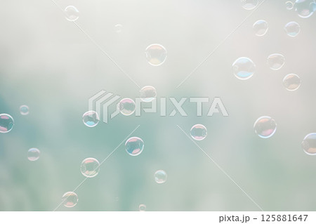 美しいシャボン玉　グラデーション　綺麗 125881647