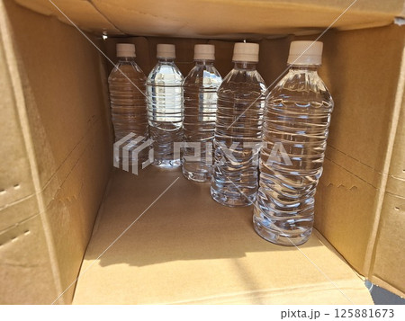 ペットボトルの水の備蓄 ペットボトルの水の備蓄 125881673