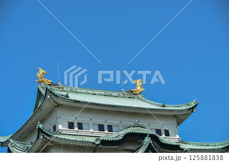 快晴の空に映える名古屋城天守閣 快晴の空に映える名古屋城天守閣 125881838