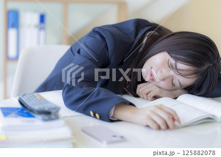 机で居眠りをする女子高生 机で居眠りをする女子高生 125882078