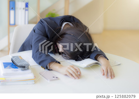 机で居眠りをする女子高生 机で居眠りをする女子高生 125882079
