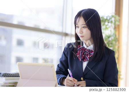 タブレットを使って勉強する女子高校生 125882300