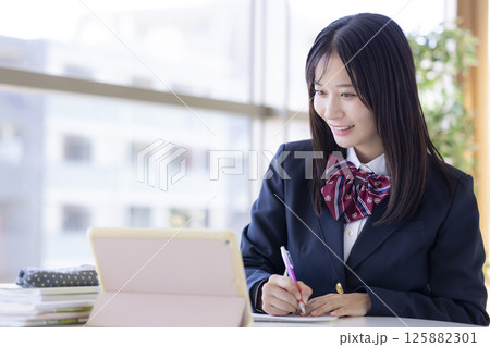 タブレットを使って勉強する女子高校生 タブレットを使って勉強する女子高校生 125882301