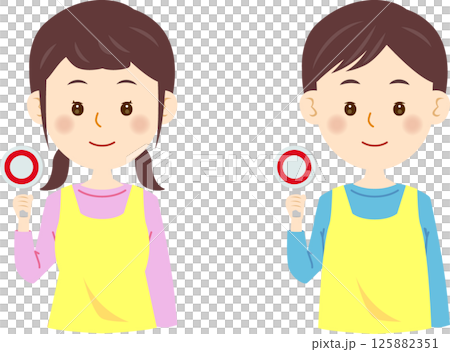 マル札を持つ保育士の男女 125882351