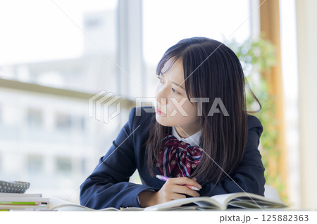 難しい問題を解いている女子高生 難しい問題を解いている女子高生 125882363