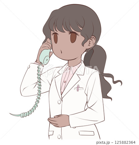 受話器を持って話す褐色肌の女性薬剤師・呼び出し中 125882364
