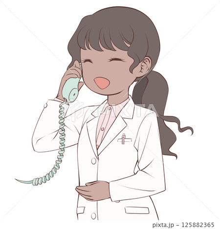 受話器を持って話す褐色肌の女性薬剤師・笑顔 125882365