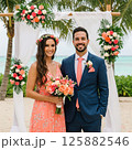 記念写真を撮る新郎新婦 125882546