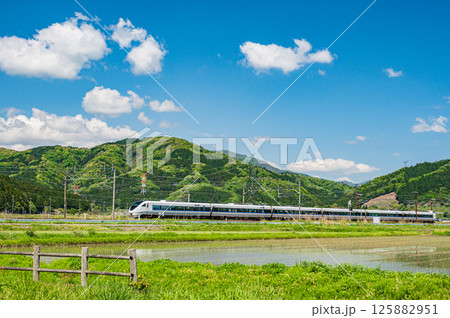 北陸本線余呉駅付近を走る特急電車　滋賀県長浜市余呉町 125882951