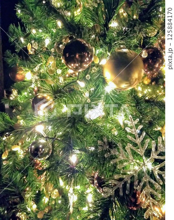 ゴールドボールで飾られたクリスマスツリーの輝き 125884170