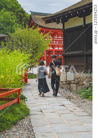 京都 下鴨神社（賀茂御祖神社） 参道を歩くカップル 125884253