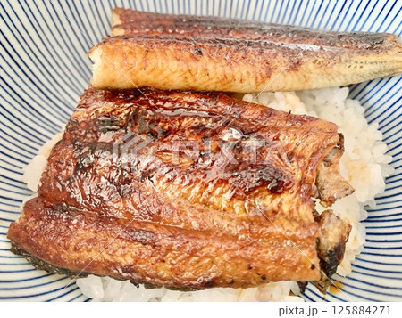 写真素材: どんぶりに盛られた鰻丼 125884271