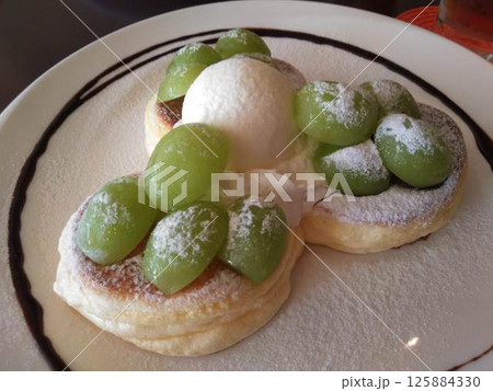 シャインマスカットをのせた厚焼きパンケーキ シャインマスカットをのせた厚焼きパンケーキ 125884330