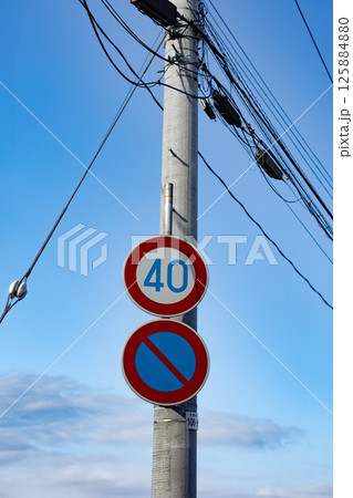 青空と電柱に立つ道路標識 青空と電柱に立つ道路標識 125884880