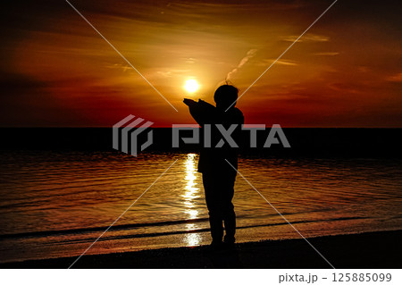 ＜五島風景＞夜明けの富江キャンプ村と少年 125885099