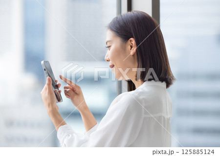 スマホを操作する女性 スマホを操作する女性 125885124