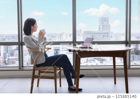 コーヒーを飲む女性 125885140