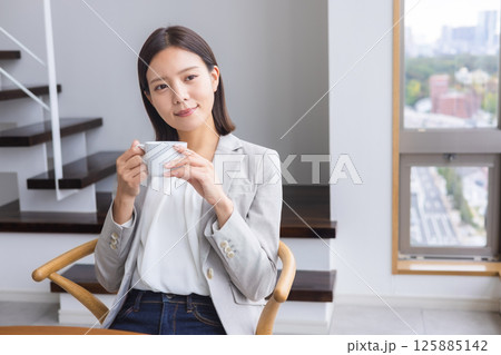 コーヒーを飲む女性 コーヒーを飲む女性 125885142