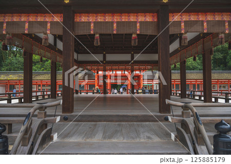 京都 下鴨神社(賀茂御祖神社) 舞殿から楼門をの望む 京都 下鴨神社(賀茂御祖神社) 舞殿から楼門をの望む 125885179