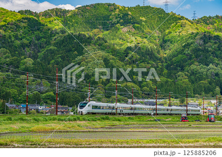 北陸本線余呉駅付近を走る特急列車 滋賀県長浜市余呉町 北陸本線余呉駅付近を走る特急列車 滋賀県長浜市余呉町 125885206