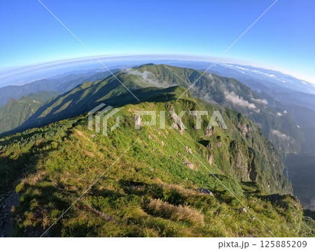 飯豊連峰の北股岳山頂からの朳差岳への稜線 飯豊連峰の北股岳山頂からの朳差岳への稜線 125885209