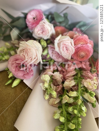 ピンクのバラの花束がある 125885221