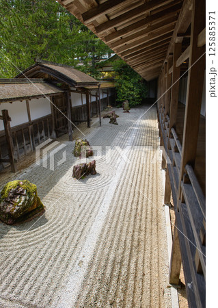 世界遺産高野山 金剛峯寺 石庭と渡り廊下 和歌山県 世界遺産高野山 金剛峯寺 石庭と渡り廊下 和歌山県 125885371