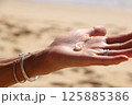 砂浜で見つけた貝殻 125885386