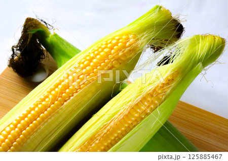 皮を剥いたトウモロコシ 皮を剥いたトウモロコシ 125885467