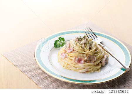 ベーコンとマッシュルームのクリームパスタ 125885632