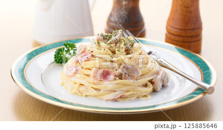 ベーコンとマッシュルームのクリームパスタ ベーコンとマッシュルームのクリームパスタ 125885646