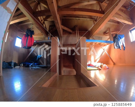 飯豊連峰の本山小屋2階の内部 125885649