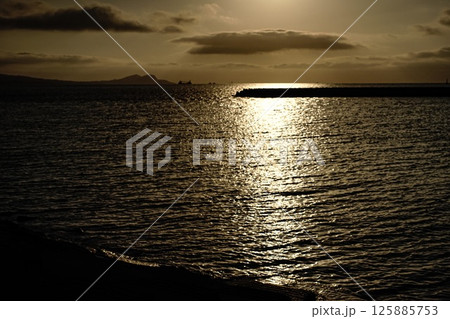 ＜五島の風景＞夜明けの多郎島海水浴場 125885753
