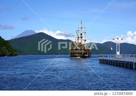 芦ノ湖に浮かぶ海賊船 芦ノ湖に浮かぶ海賊船 125885860