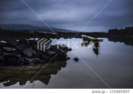 <五島の風景>霧の夜明けの朽ちた漁船 <五島の風景>霧の夜明けの朽ちた漁船 125885897