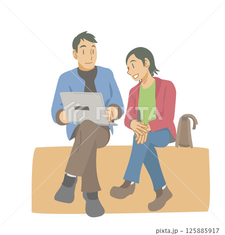 ノートPCを見ながら談笑するカップル 125885917